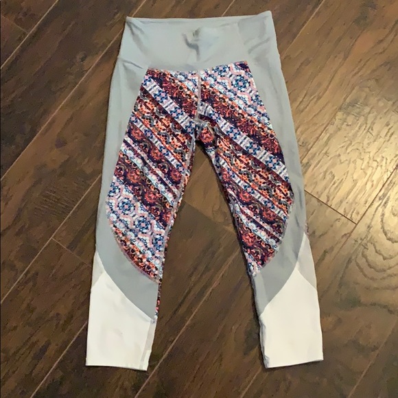 Athleta Pants - Athleta Salutation Capri Workout pants.